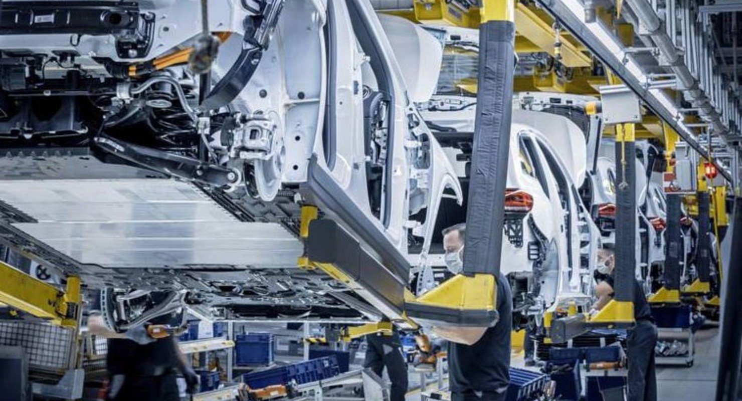 Mercedes выпускает авто с ограниченным функционалом из-за нехватки чипов