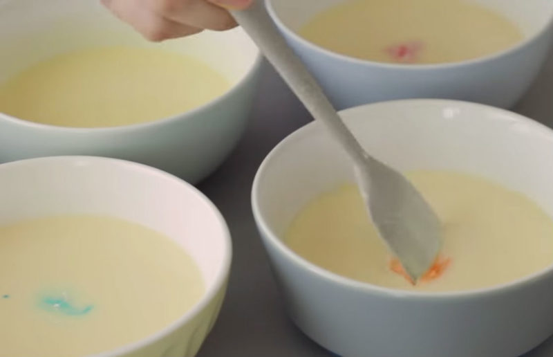 Радужный блинный торт — не только красивый, но и очень вкусный Радужный блинный торт — не только красивый, но и очень вкусный