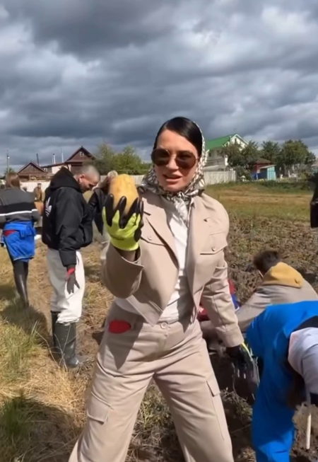 Виктория Шелягова свозила Екатерину Варнаву, Иду Галич, Яна Яновского и других друзей "на картошку" Виктория Шелягова свозила Екатерину Варнаву, Иду Галич, Яна Яновского и других друзей "на картошку" Новости