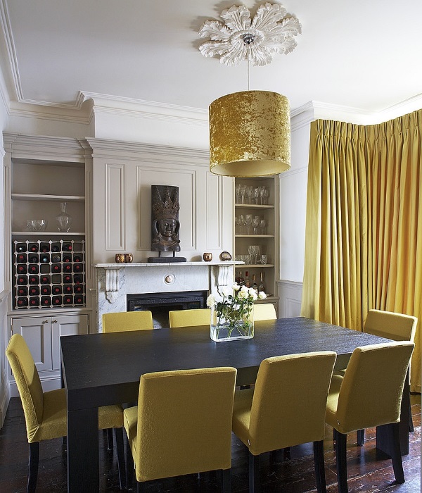 Желтые шторы и мебель в интерьере гостиной столовой