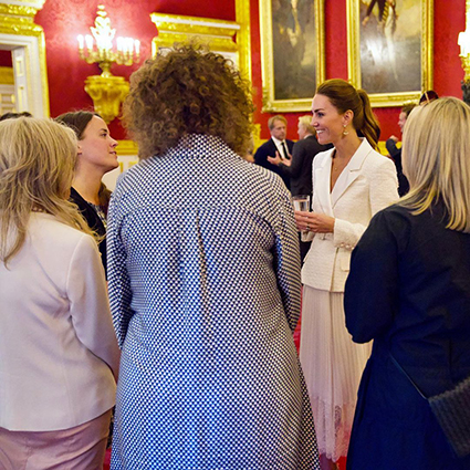 Вся в белом: Кейт Миддлтон на презентации своего нового фотопроекта Монархии