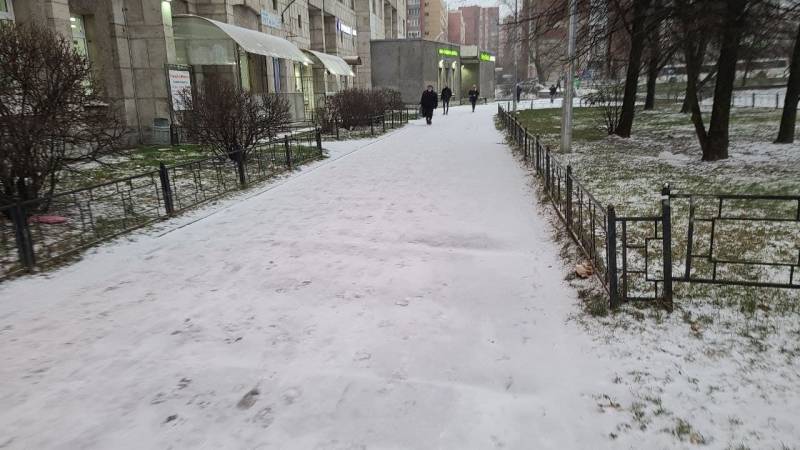 Петербург попал в снежный плен: уборочной техники на улицах города не видно