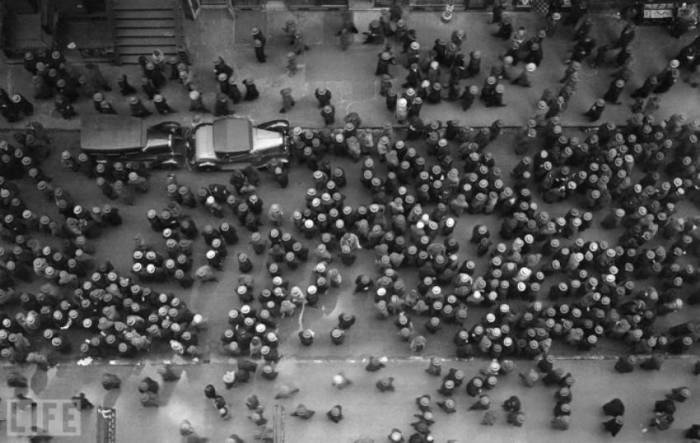 Оживлённая улица в центре Нью-Йорка. Автор фотография: Маргарет Бурк-Уайт, 1930 год.