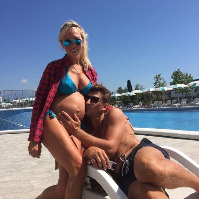 Беременные звезды, которые решили показать свои большие животы в бикини 