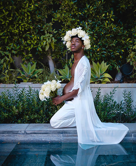 Рэпер Lil Nas X снялся в образе беременного мужчины в новой фотосессии Шоу-бизнес