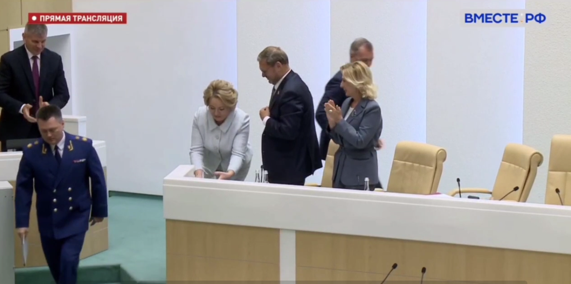 Момент неожиданного появления в зале заседаний СФ генпрокурора Игоря Краснова. Через несколько минут он попросит лишить неприкосновенности сенатора Савельева