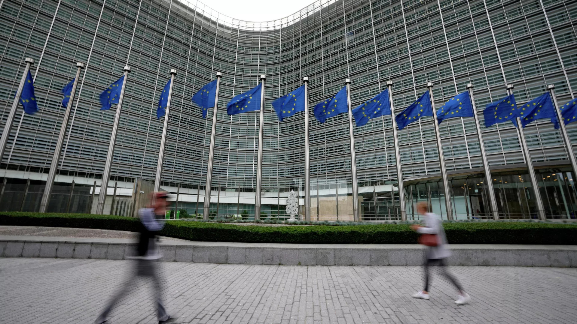 Флаги Евросоюза возле штаб-квартиры ЕС в Брюсселе, Бельгия - РИА Новости, 1920, 09.12.2025