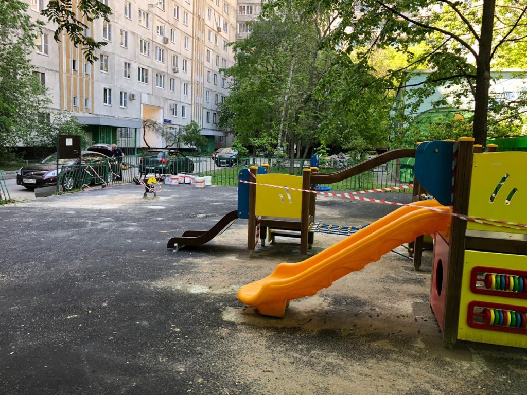 Во дворе установили. Во дворе. Детские площадки Бутырский. Двор на Электрозаводской детская площадка. Благоустройство двора на Бутырской.