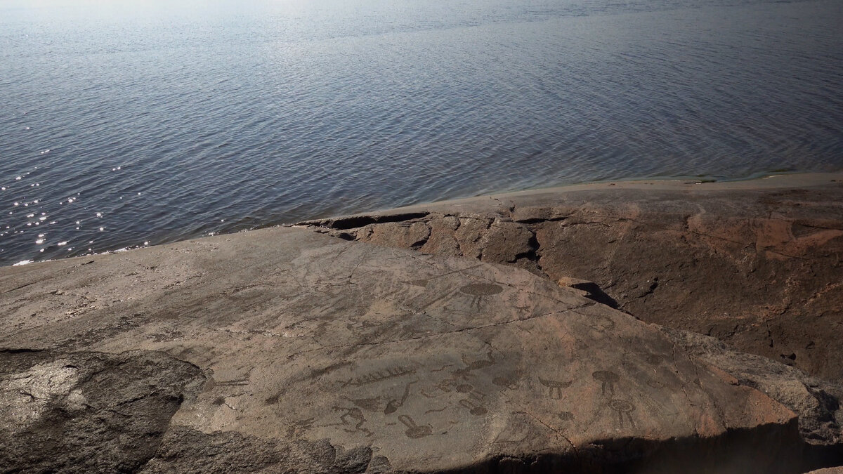 А вы знали, что на побережье Онежского озера есть рисунки возрастом в 5 000 лет? До них непросто добраться. Но реально. Делимся опытом.-19
