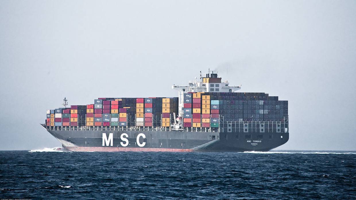 Водолазное судно обследует повреждения севшего на мель у Находки контейнеровоза Rise Shine