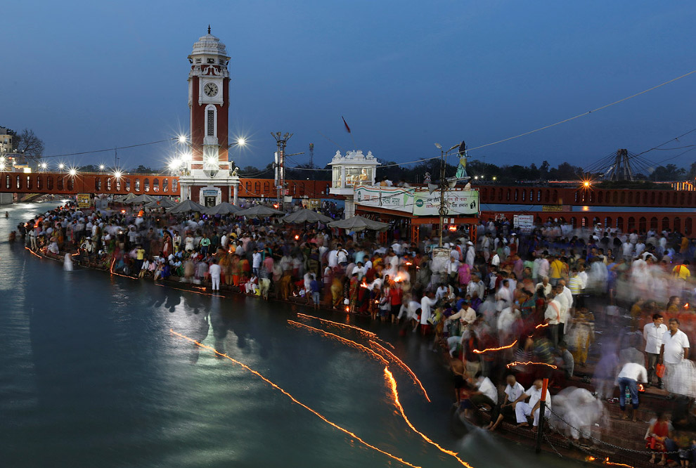 Вечерние молитвы на берегах реки Ганг в Харидваре