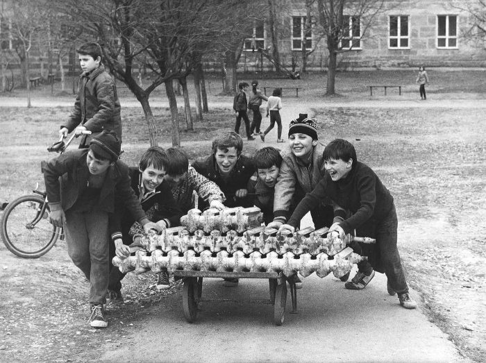 Подростки, везущие на металлолом выброшенные чугунные батареи. 