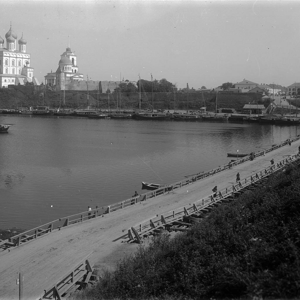 Кремль и плавучий мост через р. Великую