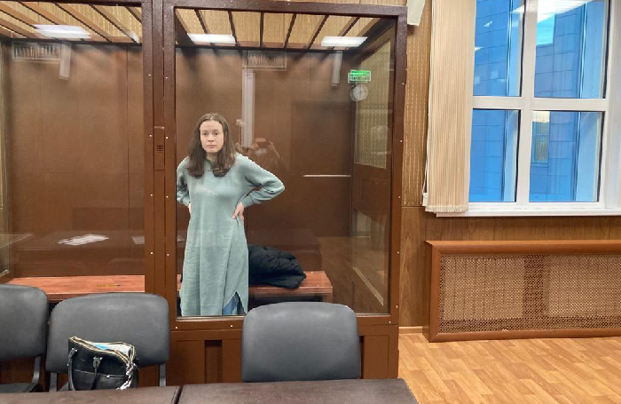 Суд арестовал студентку, бросившую коктейль Молотова в полицию