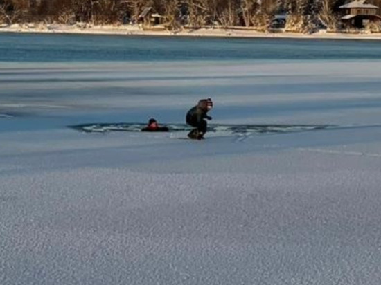 «На расстоянии держитесь»: появилось видео спасения десятилетних мальчиков, провалившихся под лед