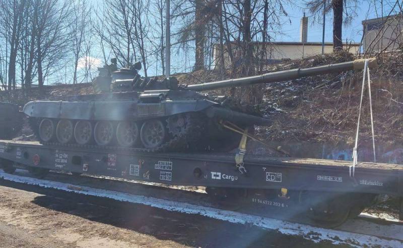 Появились кадры отправки чешских танков на Украину Новости