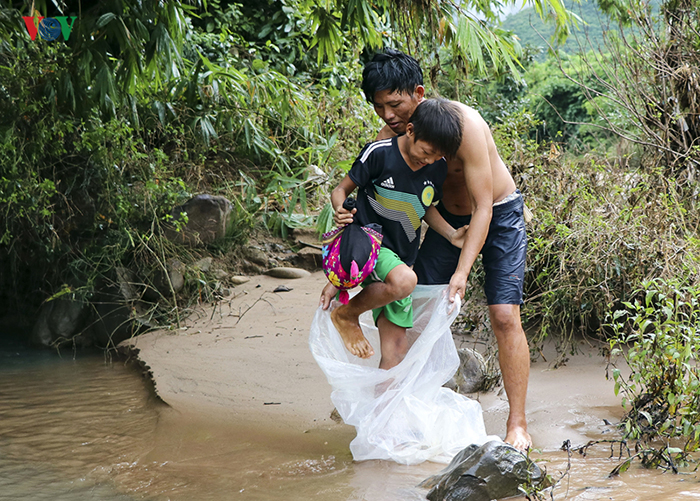 В мешке к знаниям: Как вьетнамские дети добираются в школу через бурную реку Вьетнам,деревня, опасность, переправа, река, школьник