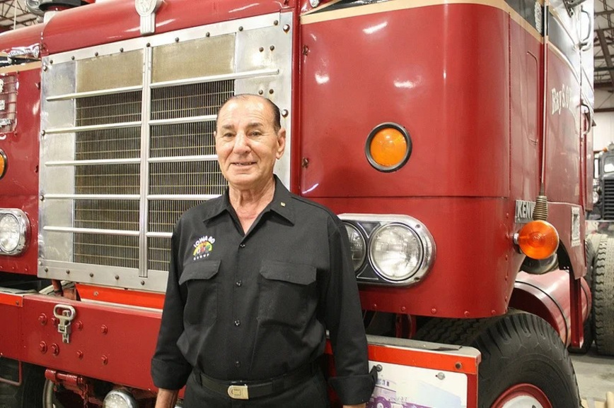 Дальнобойщик отъездил на грузовике 34 года,  не бросил его и  потом...