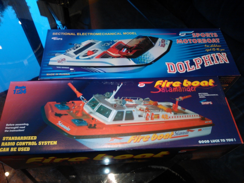 Недавно нашел у родственника 2 коробки Пожарный катер, дельфин, модель