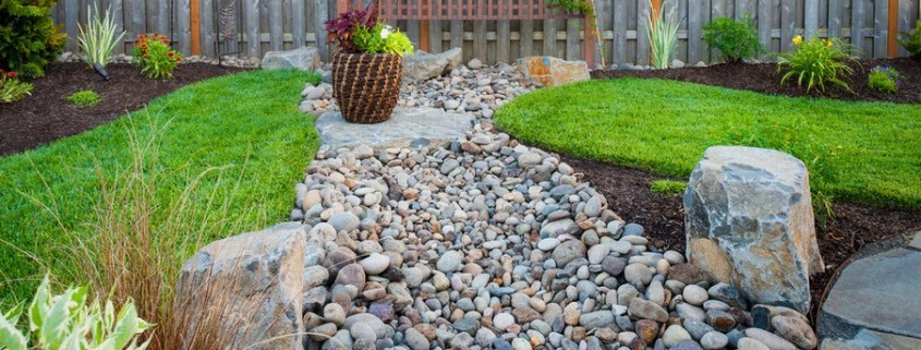 Сухой ручей – идиллия в саду