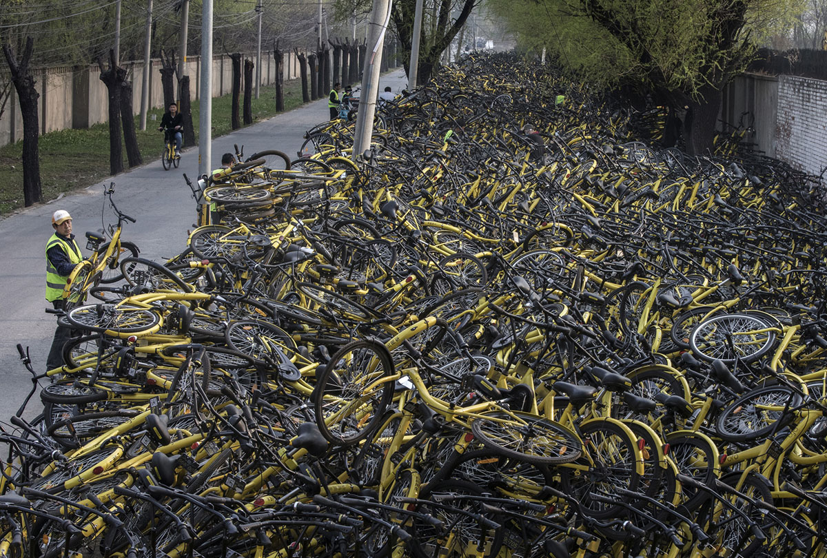 Побочный эффект: как велосипеды наводнили Китай велосипедов, Шанхае, велосипеды, провинция,  Велосипеды, августа, разных, неиспользуемых, десятки, компаний, марта, ноября, Пекине, Bluegogo, районе,  Рабочий, прокатных, возле, Mobike, груды
