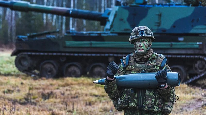 Эстонский солдат со снарядом
