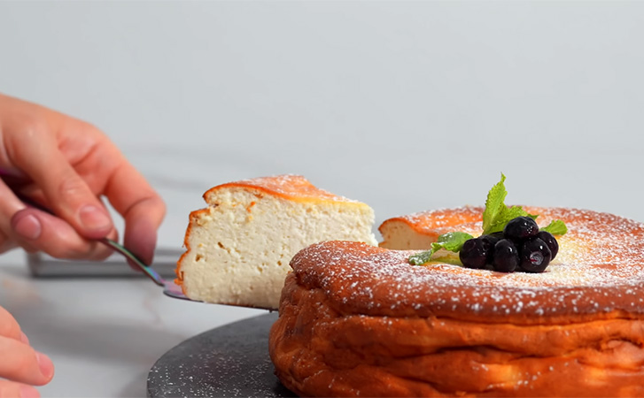 Творожный пирог по формуле «5 на 5»: нежный как суфле, а нужно лишь все смешать