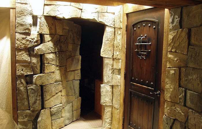 Скрытая дверь может быть в любом уголке помещения: максимально незаметная конструкция.
