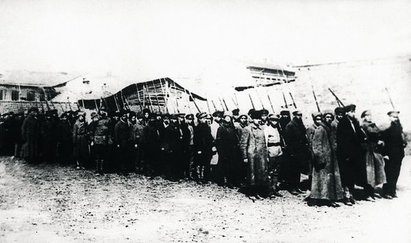   Отряд одесских комсомольцев выступает на борьбу с бандитами.