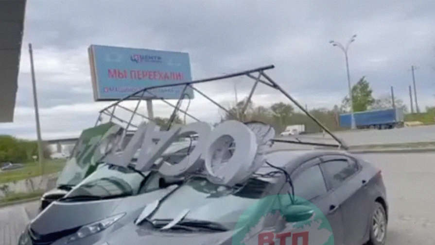Вывеска с рекламой ОСАГО упала и повредила автомобили в Татарстане