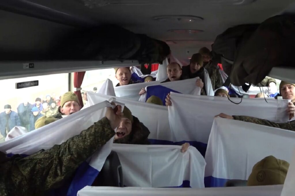 Жена бойца, вернувшегося из плена, упала в обморок при его звонке