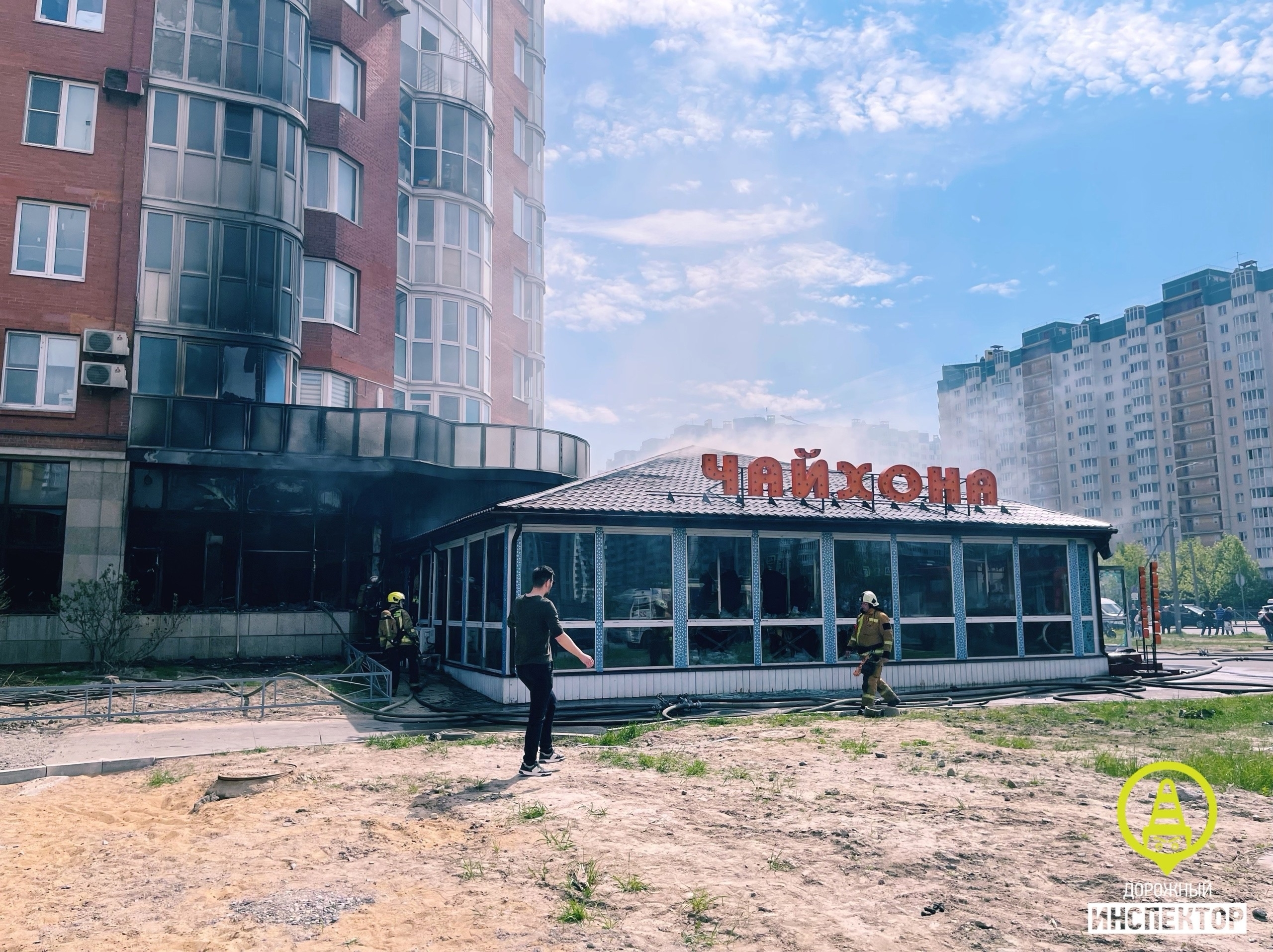 Полностью выгорела: пожар в «Чайхоне» на Богатырском ликвидировали