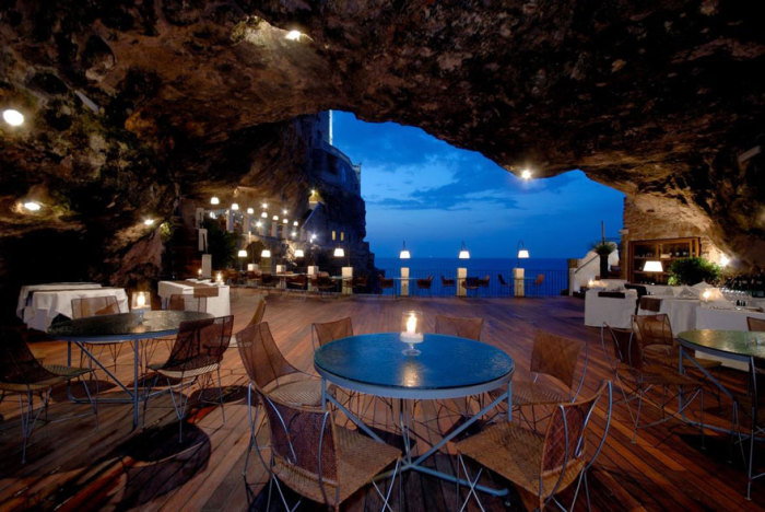 Grotta Palazzese. Уютный интерьер.