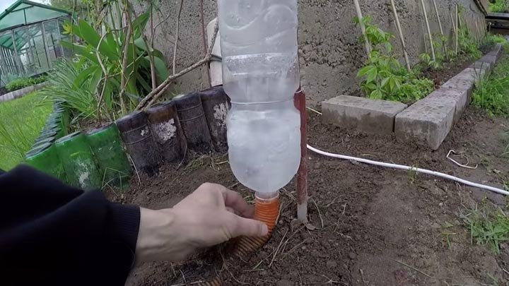 Как устроить водосток из пластиковых бутылок?
