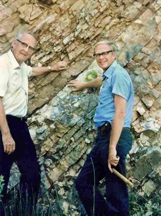 Луис (слева) и его сын Уолтер (справа) Альваресы в Италии.
