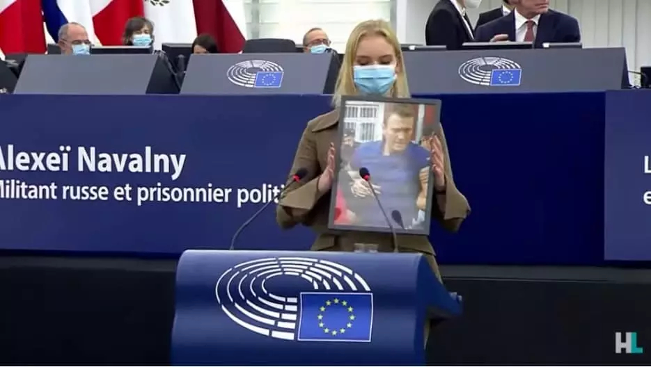 «Вас всех убьют и подорвут» – дщерь Навального пугала европейцев Путиным на вручении премии Сахарова колонна