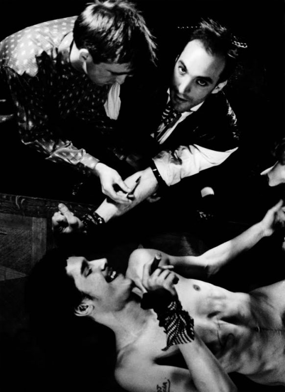 Гнилое яблоко: мрачная изнанка Нью-Йорка 80-х на фотографиях Мирона Цовнира Гнилое яблоко: мрачная изнанка Нью-Йорка 80-х на фотографиях Мирона Цовнира