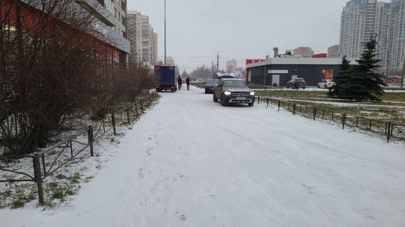 Петербург попал в снежный плен: уборочной техники на улицах города не видно