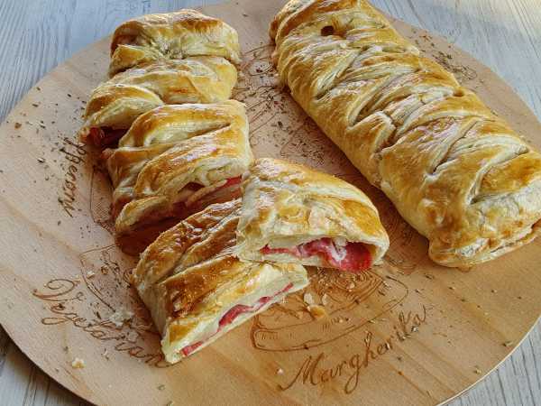 Пицца рулет из слоеного теста, рецепт с фото