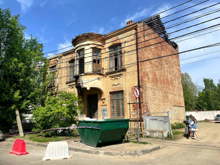 Неужели начали реставрировать дом Косякина?