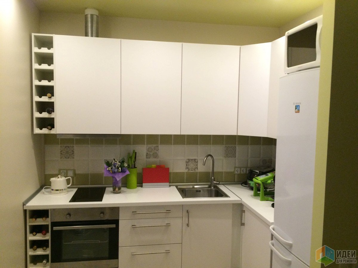 Оливковая кухня, кухня в квартире-студии