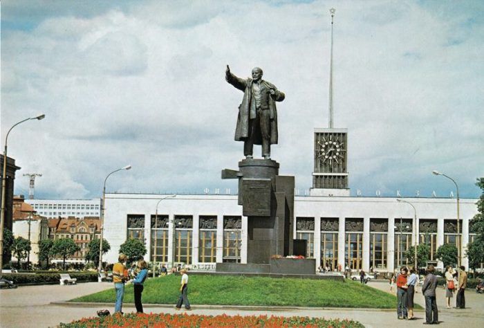 Является одним из первых произведений монументальной скульптуры советского периода.