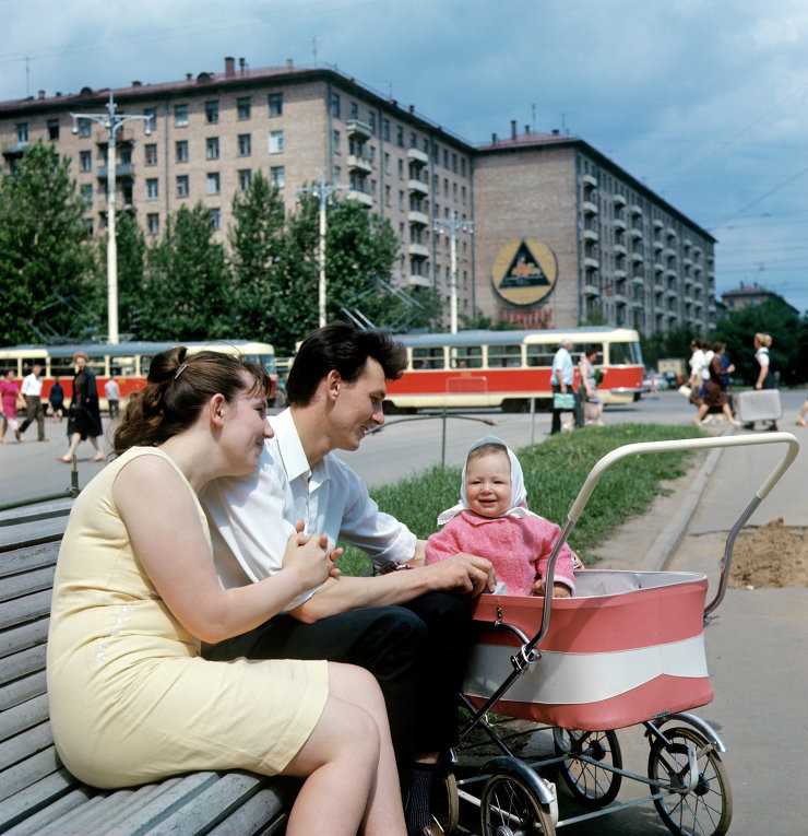 Семья в сквере на Ленинском проспекте, 1969: СССР в фото, подборка