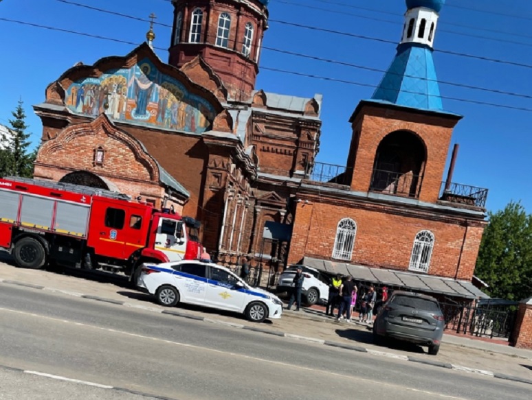 В Туле кроссовер пробил ограждение и врезался в Покровский храм