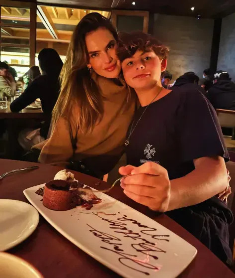 Алессандра Амбросио встретила 45-летие на Бали с бойфрендом и детьми Амбросио, АмбросиоАлессандра, Алессандра, Палмер, своего, бизнесменом, Алессандры, Джейми, несколько, продюсером, саудовским, Ричардом, фотографом, Николо, итальянским, романов, разошлись, причин, объяснив, марте