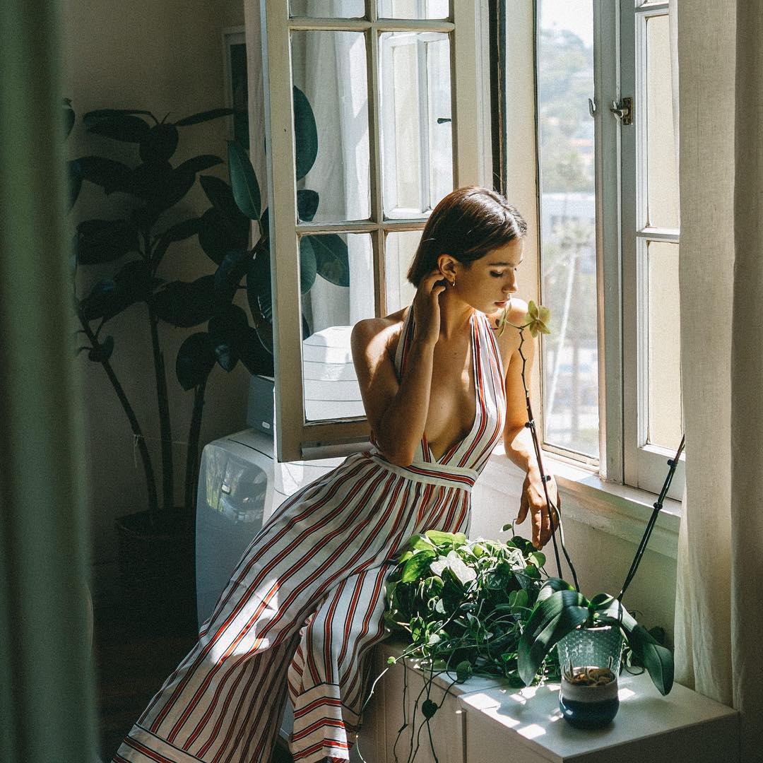 Картинки чувственное утро. Красивое фото девушка в окне с занавесками. Красивое фото девушки с аккордеоном. Фотограф Джон Шелл фотографии.