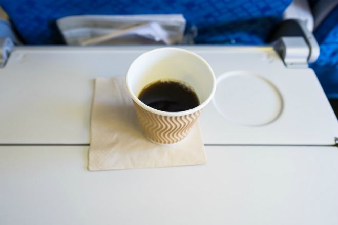 Хитрый способ убрать плохой запах: подсмотрели у стюардесс в самолете как убрать плохой запах,кофе,лайфхак,неприятный запах,Тренинг