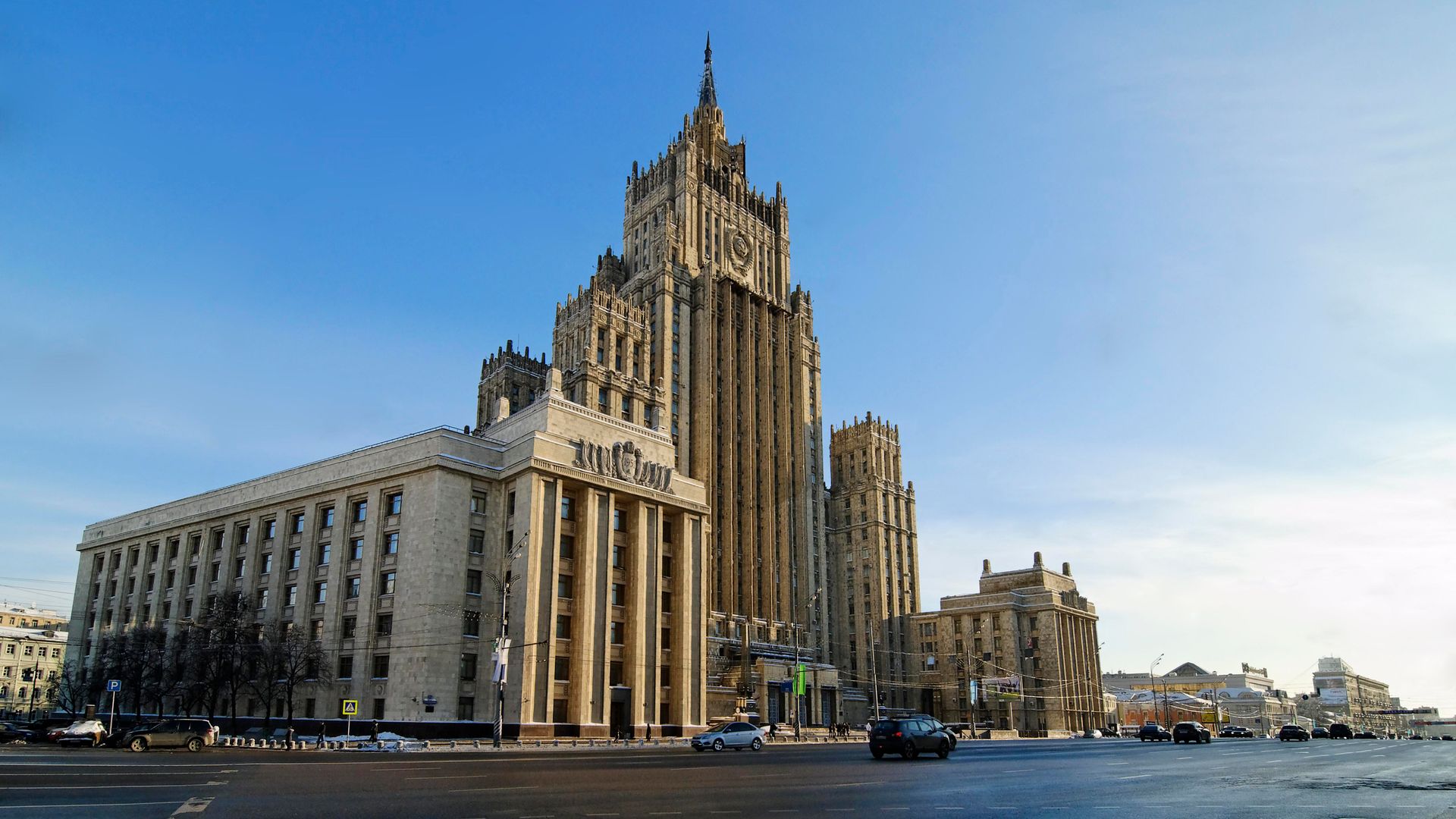 Московский готовый. Сталинский Ампир МИД. МИД РФ здание зима. Здание МИД РФ зимой. Министерство иностранных дел Москва Архитектор.