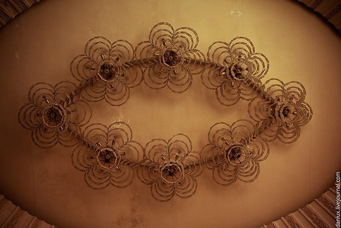 Атмосферная прогулка по заброшенному кишинёвскому цирку Атмосферная прогулка по заброшенному кишинёвскому цирку