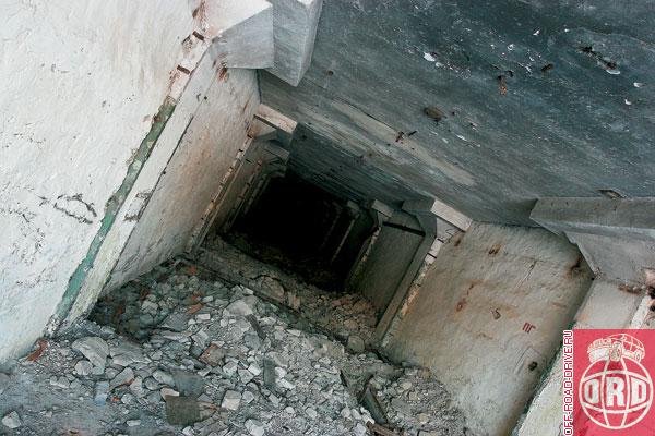 Этот коридор – часть «компьютерного зала» ЦРН. Здесь размещались стойки с ламповой и релейной аппаратурой. Под полом пролегали кабели. Стен между колоннами не было. Их, как и пять ворот в задней стене, сделали в 70-е годы, при перестройке сооружения.